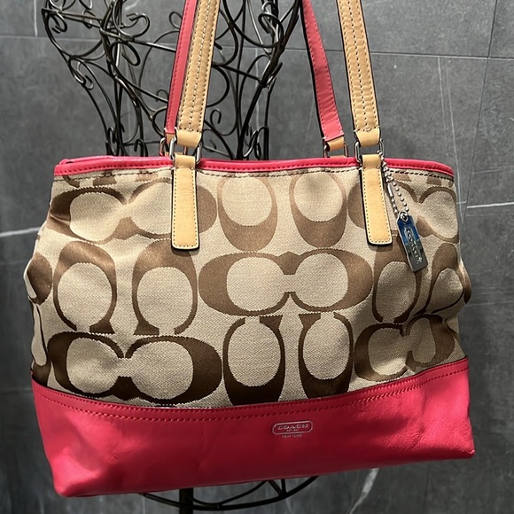 Coach Hampton EUC weekend bag.Signature color lock mid tote w metal hang tag
